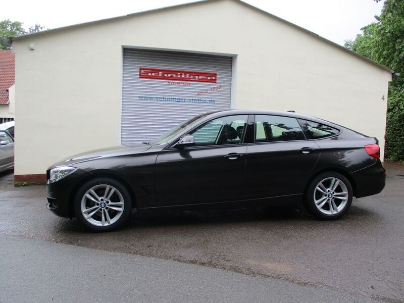 Gebraucht BMW 330 Sport Line 252 PS (185 kW) 2016 Jatoba metallic Limousine