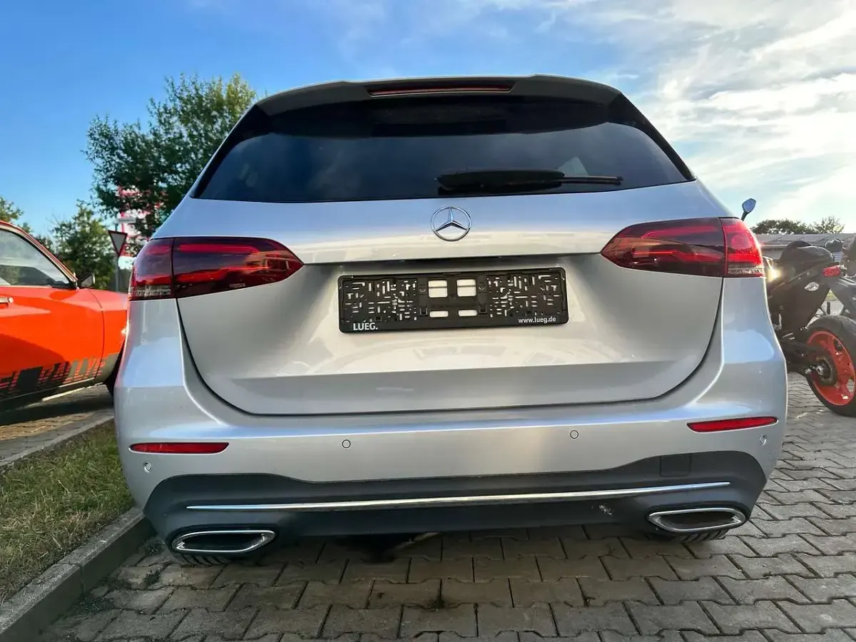 Gebraucht Mercedes B180 136 PS (100 kW) 2020 Iridiumsilber  metalliclack Kleinwagen