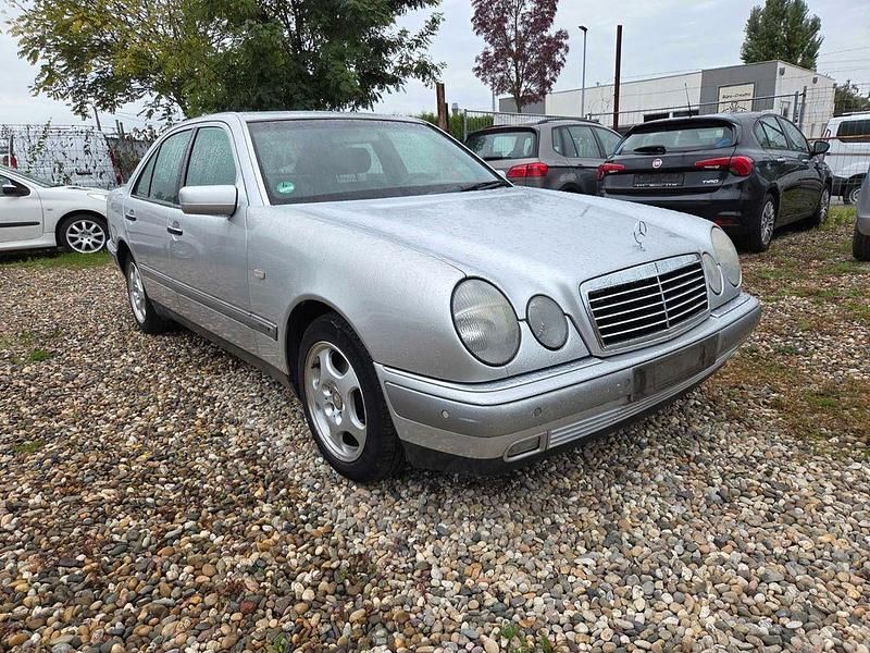 Silber Gebraucht 1998 Mercedes E240 Limousine | 1.290 € (Guter Preis) - Bild 1/4