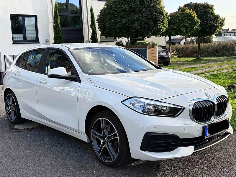 Weiß Gebraucht 2021 BMW 116 Comfort Edition Kleinwagen | 16.900 € (Fairer Preis) - Bild 1/4