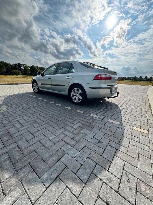 Silber Gebraucht 2001 Renault Laguna II Limousine | 1.600 € (Fairer Preis) - Bild 1/4