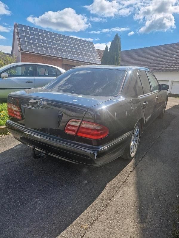 Second-hand Mercedes E220 143 CP (105 kW) 2000 Negru Berlinǎ