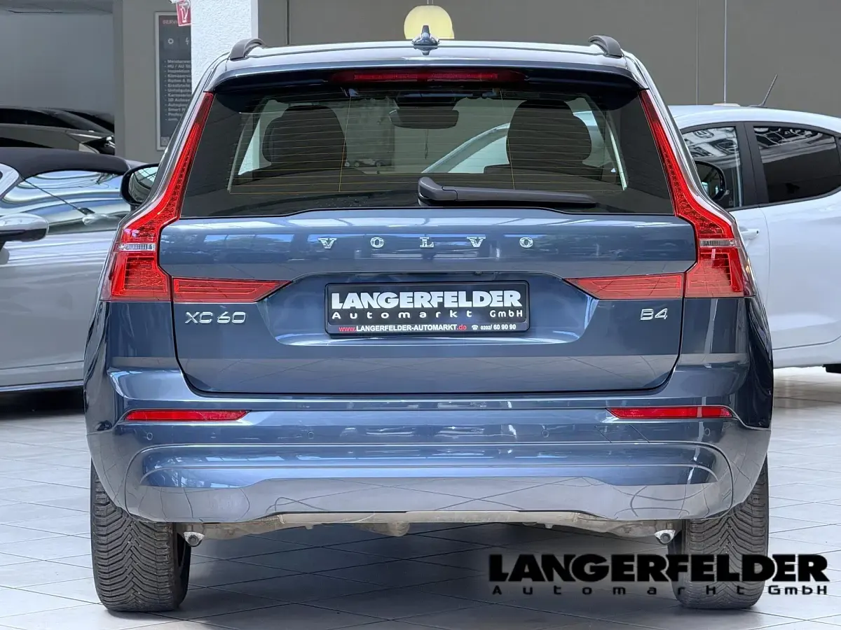 Gebraucht Volvo XC60 Core 197 PS (144 kW) 2023 Denim blue / metallic SUV