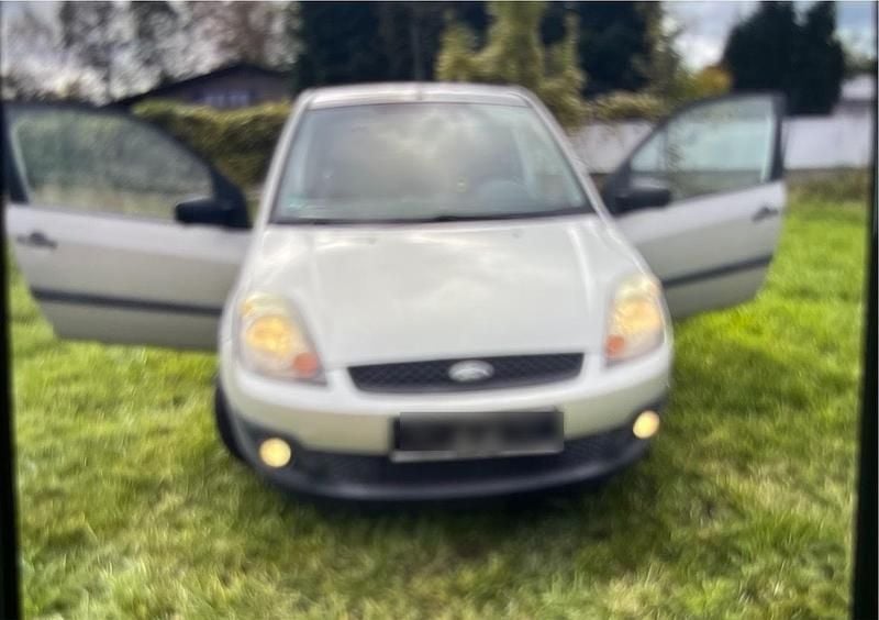 Silber Gebraucht 2006 Ford Fiesta Kleinwagen | 749 € (Superpreis) - Bild 1/4