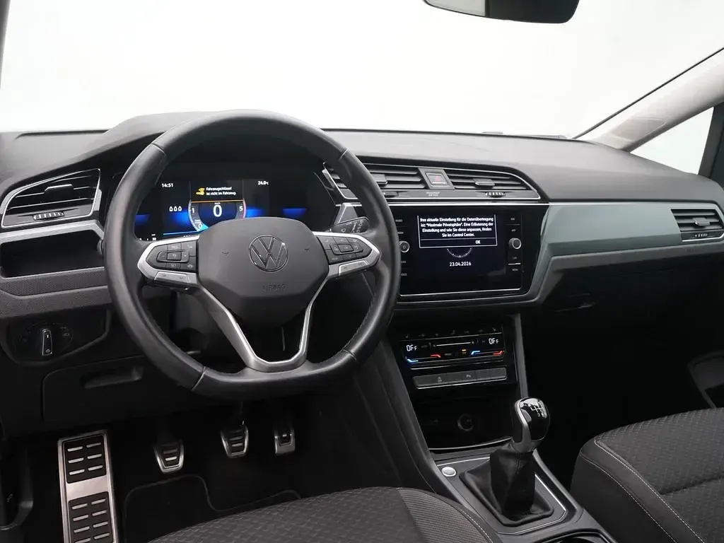 Gebraucht VW Touran Active 122 PS (89 kW) 2023 Grau Van / Kleinbus
