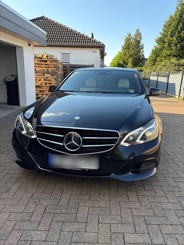 Schwarz Gebraucht 2016 Mercedes E350 Limousine | 22.000 € (Guter Preis) - Bild 1/4