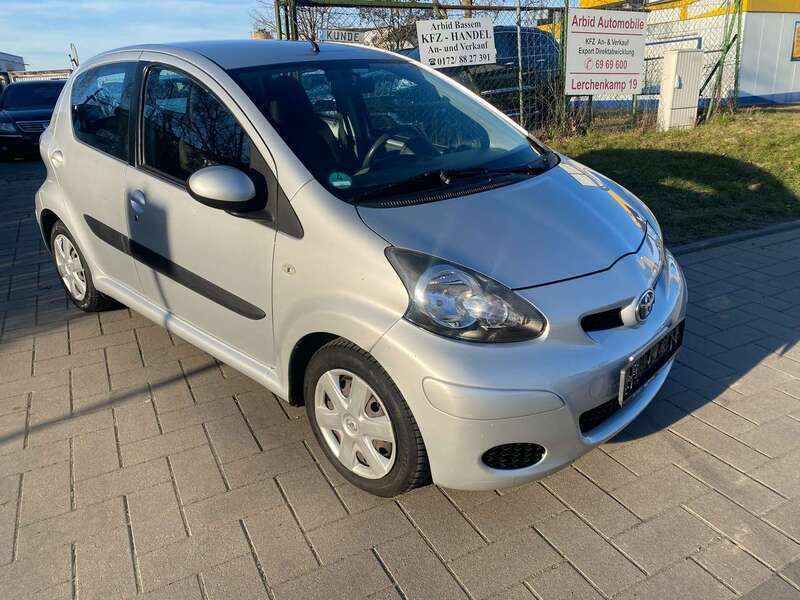 Satin silver Gebraucht 2010 Toyota Aygo Cool Kleinwagen | 3.600 € (Fairer Preis) - Bild 1/4