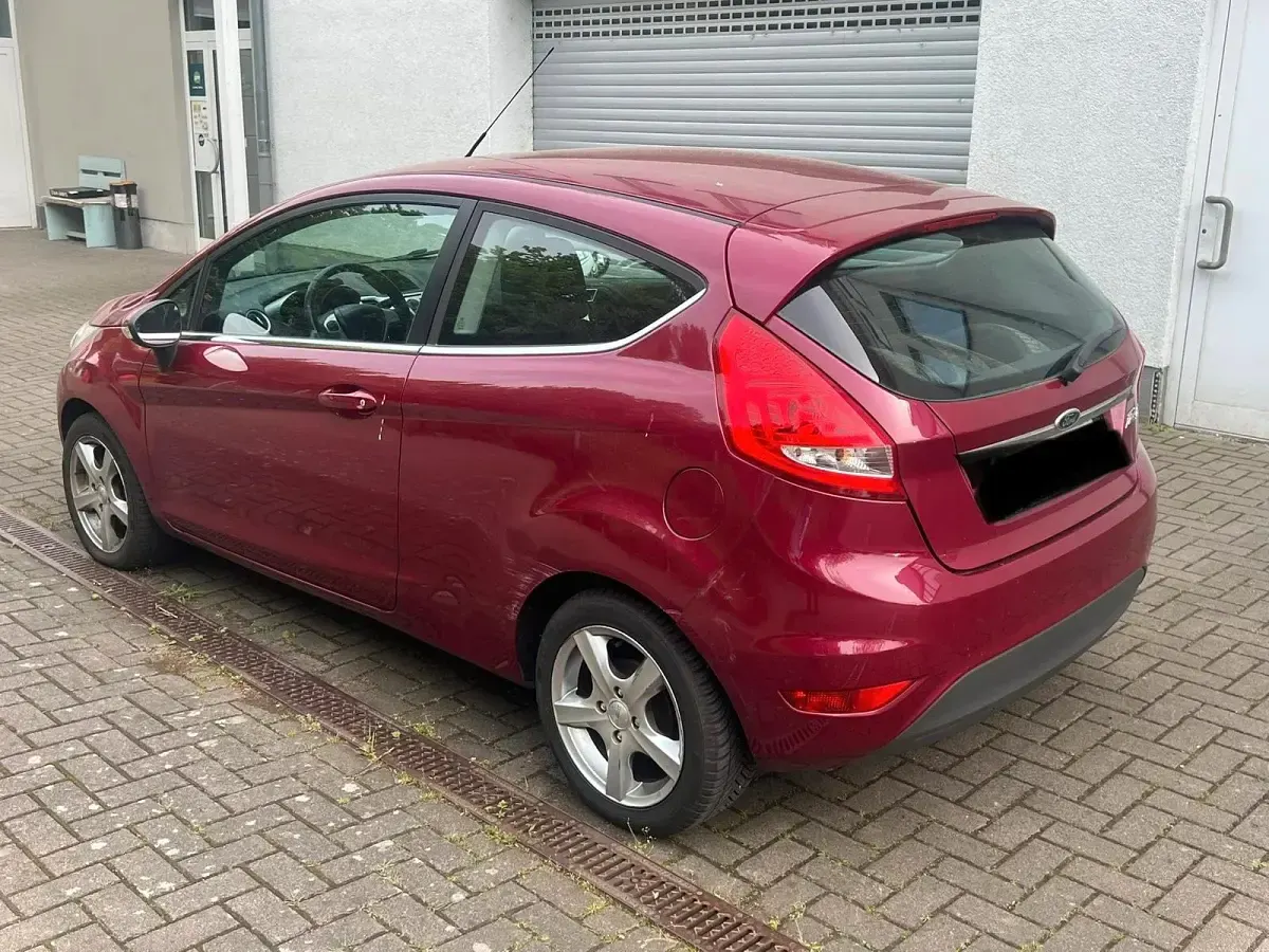 Używany Ford Fiesta 80 KM (58 kW) 2012 Purpurowy Sedan/Limuzyna