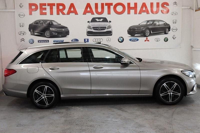 Silber Gebraucht 2021 Mercedes C200 Avantgarde Kombi | 20.999 € (Superpreis) - Bild 1/4