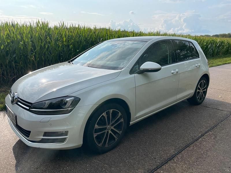 Weiß Gebraucht 2016 VW Golf VII Allstar Kleinwagen | 16.900 € (Etwas zu teuer) - Bild 1/4