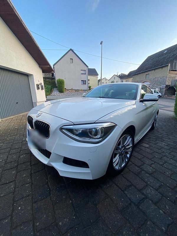 Weiß Gebraucht 2012 BMW 125 Coupé M Sport Coupé | 13.000 € - Bild 1/4
