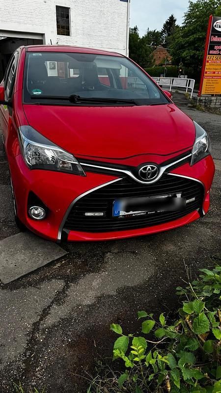 Rot Gebraucht 2015 Toyota Yaris Kleinwagen | 6.950 € (Guter Preis) - Bild 1/4