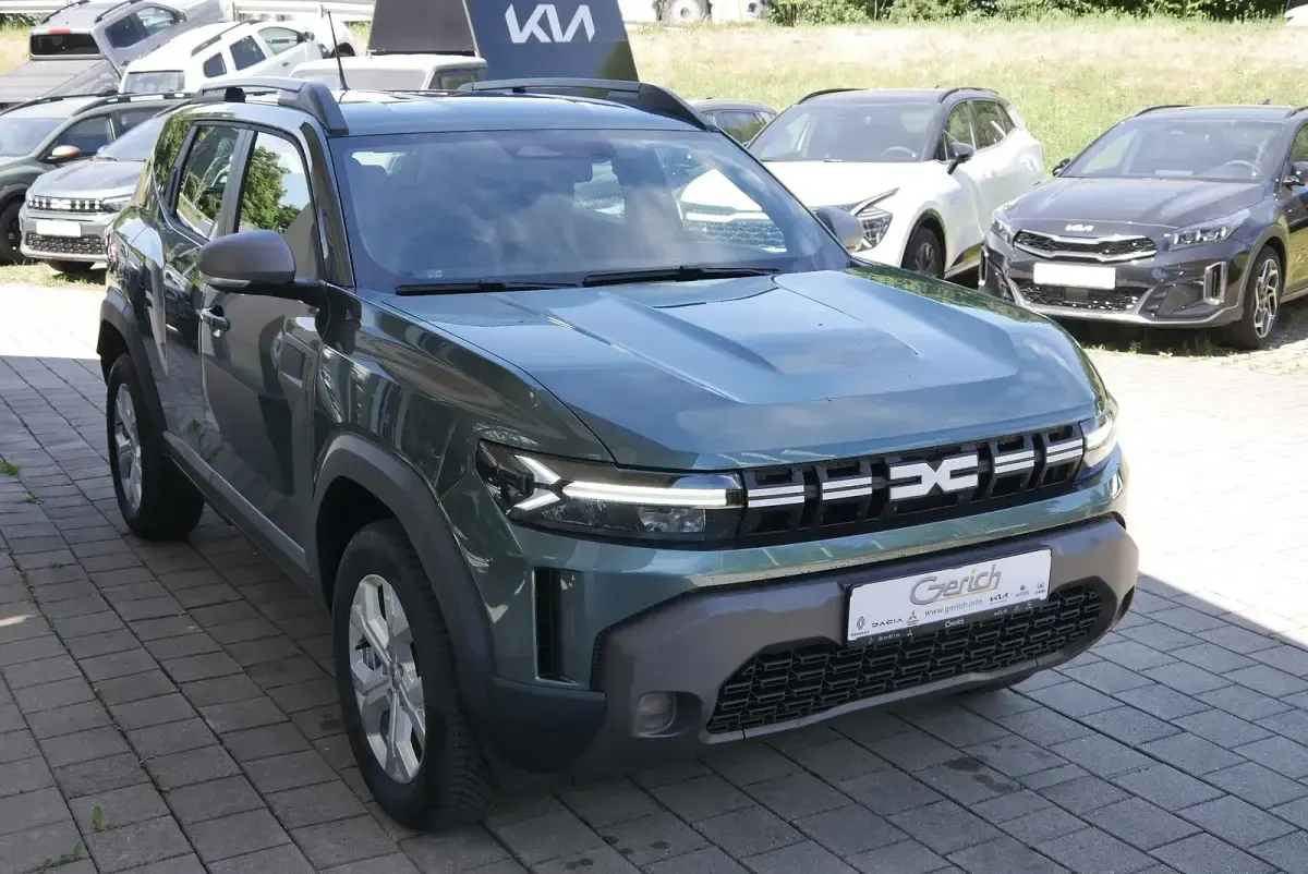 Neu Dacia Duster Expression 140 PS (102 kW) 2026 Zedergrün Limousine