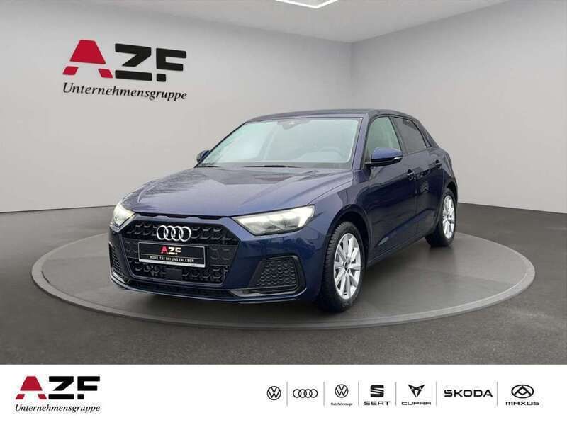 Blau (navarrablau metallic) Neu 2025 Audi A1 Sportback Advanced Plus Kleinwagen | 32.316 € (Teuer) - Bild 1/4