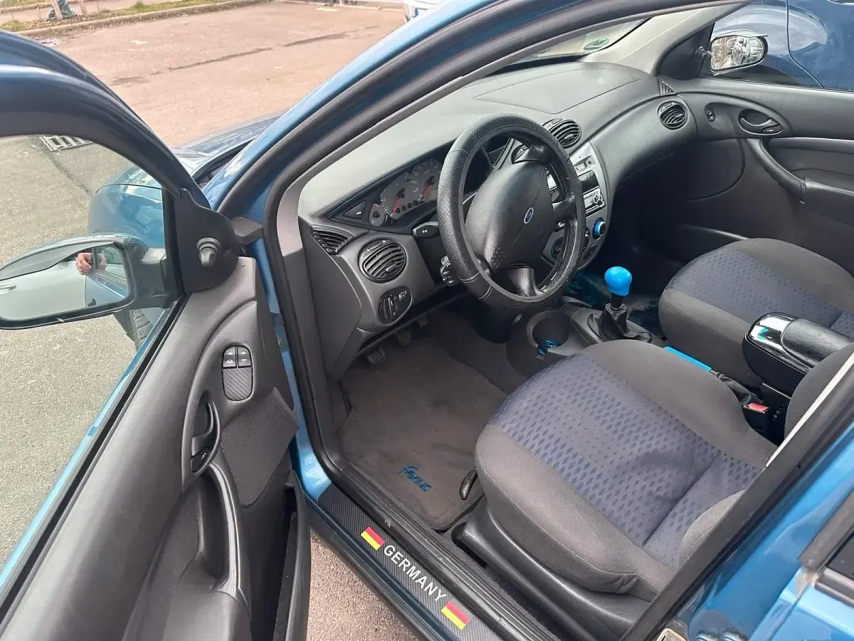 Usado Ford Focus 75 CV (55 kW) 2000 Azul Berlina