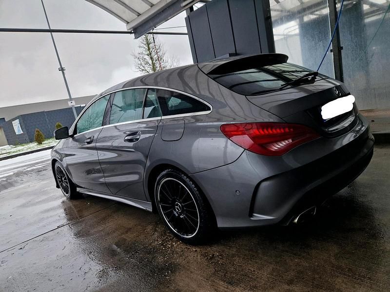 Grau Gebraucht 2025 Mercedes CLA200 Shooting Brake AMG line Kombi | 19.750 € (Superpreis) - Bild 1/4