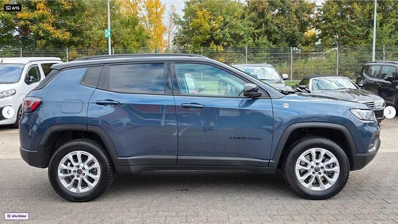 Gebraucht Jeep Compass Trailhawk 241 PS (177 kW) 2024 Blau SUV