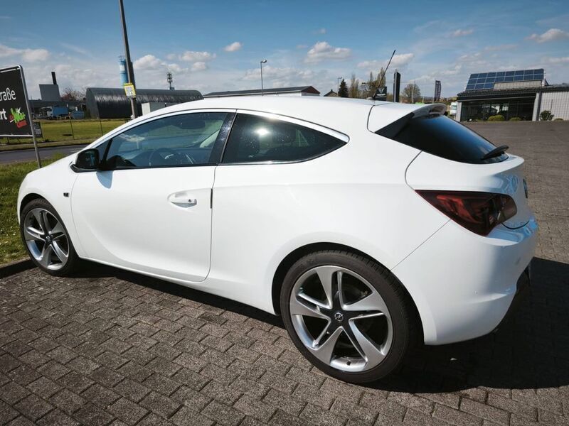 Gebraucht Opel Astra GTC Innovation 179 PS (131 kW) 2012 Weiß Limousine