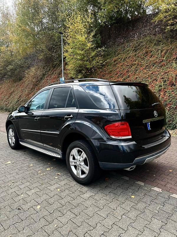 Schwarz Gebraucht 2006 Mercedes ML320 SUV | 7.999 € (Fairer Preis) - Bild 1/4