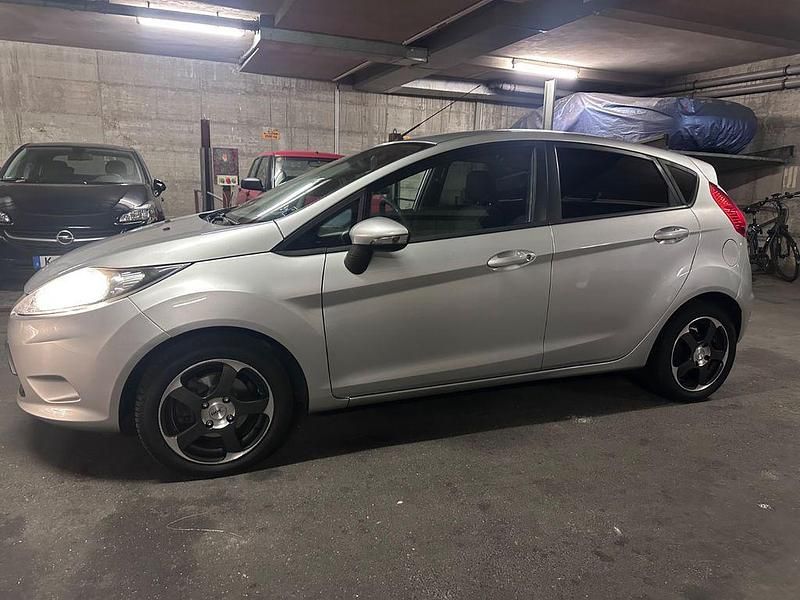 Silber Gebraucht 2009 Ford Fiesta Titanium Kleinwagen | 6.900 € (Etwas zu teuer) - Bild 1/4