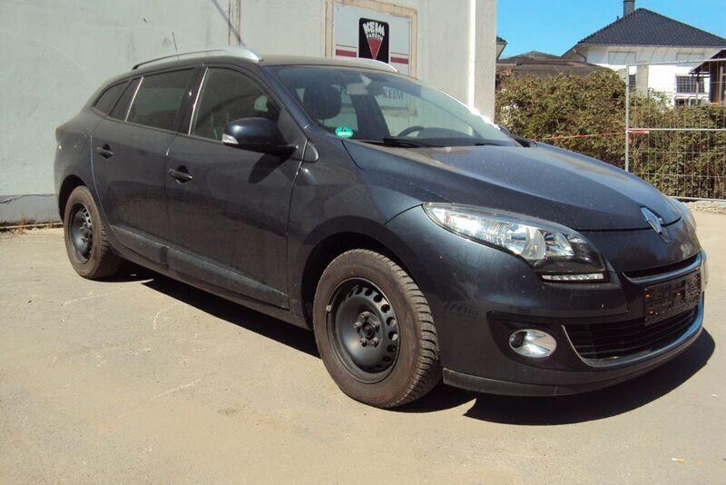 Grau Gebraucht 2013 Renault Mégane III Dynamique Limousine | 1.990 € - Bild 1/4