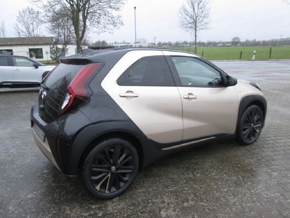 Gebraucht Toyota Aygo X x-style 72 PS (52 kW) 2022 Ginger beige metallic/ night sky black SUV