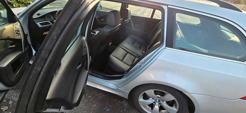 Gebraucht BMW 530 218 PS (160 kW) 2005 Silber Kombi