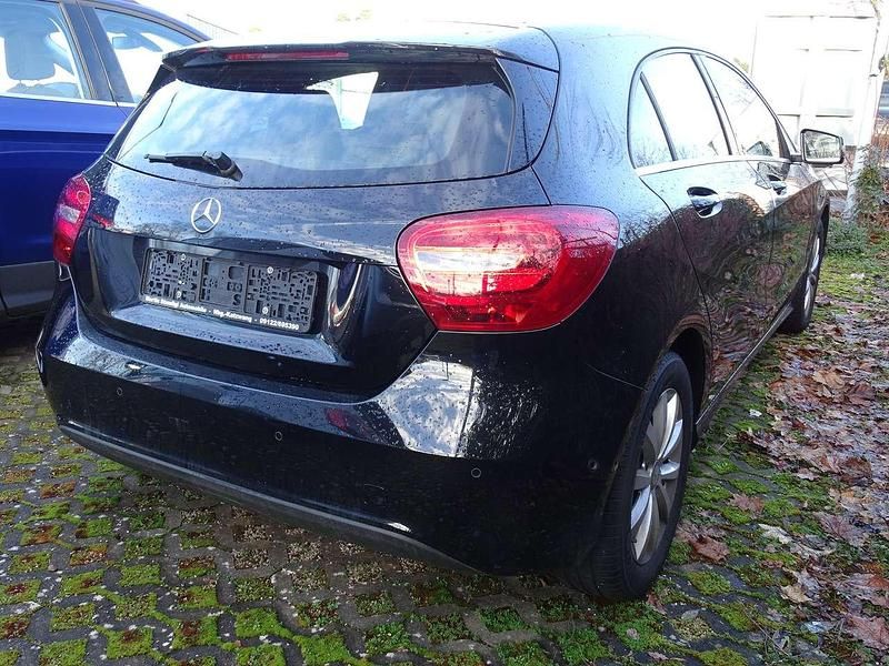 Gebraucht Mercedes A180 122 PS (89 kW) 2015 Kosmosschwarz  metalliclack Limousine