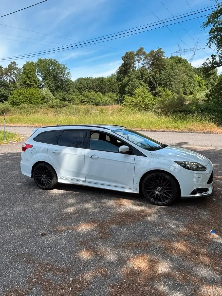 Gebraucht Ford Focus ST 250 PS (183 kW) 2013 Weiß Kombi
