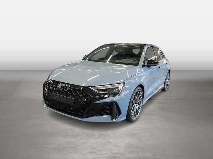 Grau (kemoragrau) Neu 2025 Audi RS3 Sportback Ambiente Kleinwagen | 71.880 € (Fairer Preis) - Bild 1/4