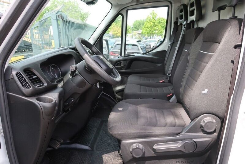 Gebraucht Iveco Daily 175 PS (128 kW) 2023 Weiß white ic 194 Van