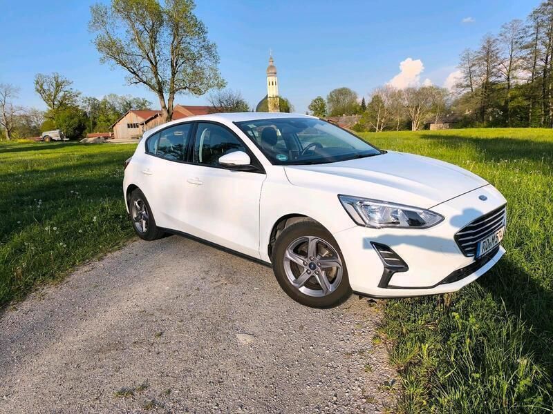 Weiß Gebraucht 2018 Ford Focus Limousine | 10.500 € (Superpreis) - Bild 1/4