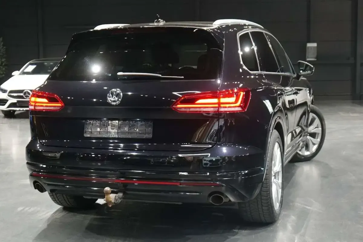 Gebraucht VW Touareg Basis 231 PS (169 kW) 2019 Deep black SUV