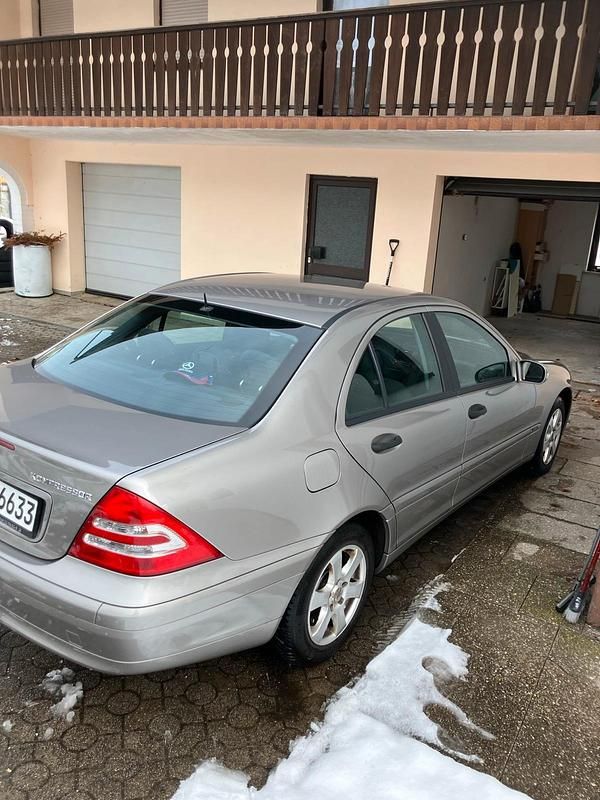 Gebraucht Mercedes C180 143 PS (105 kW) 2004 Gold Limousine
