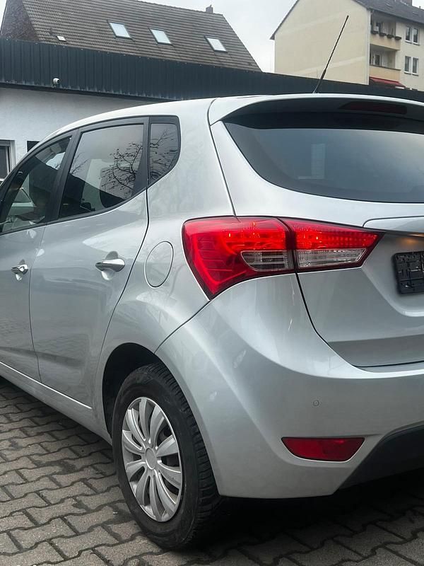Gebraucht Hyundai ix20 2011 Silber Kleinwagen