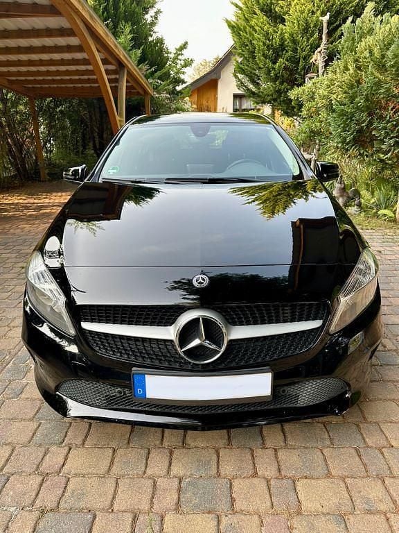 Schwarz Gebraucht 2017 Mercedes A180 Urban Limousine | 18.000 € (Fairer Preis) - Bild 1/4