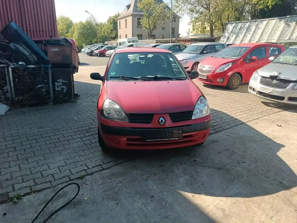 Używany Renault Clio II 58 KM (42 kW) 2010 Czerwony Sedan/Limuzyna