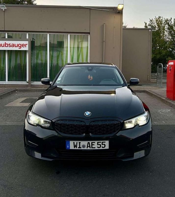 Schwarz Gebraucht 2021 BMW 320 Limousine | 25.900 € (Teuer) - Bild 1/4