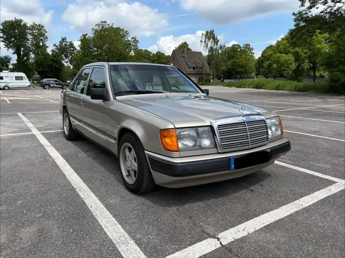 Gebraucht Mercedes E230 132 PS (97 kW) 1988 Beige Limousine