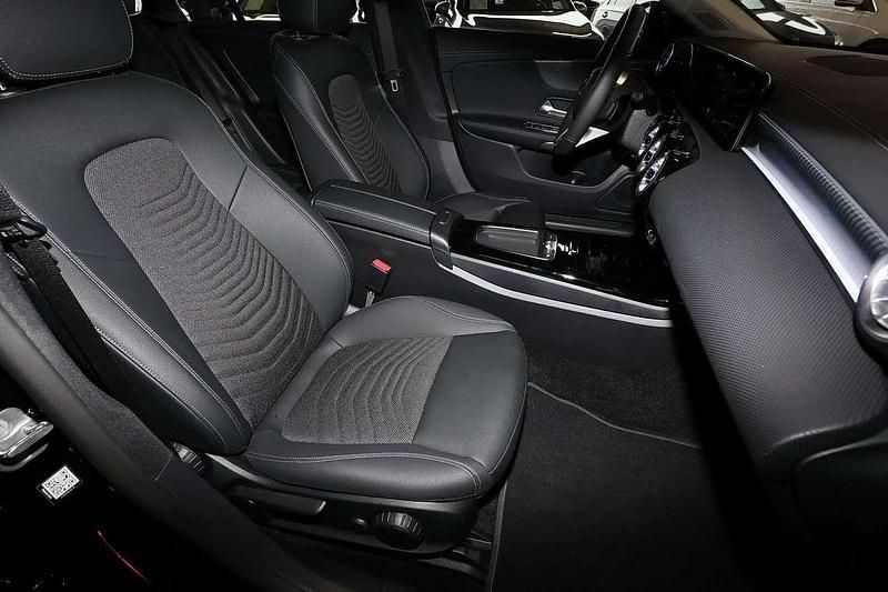 Gebraucht Mercedes CLA180 Advanced Plus 136 PS (100 kW) 2025 Metalliclack kosmosschwarz Limousine