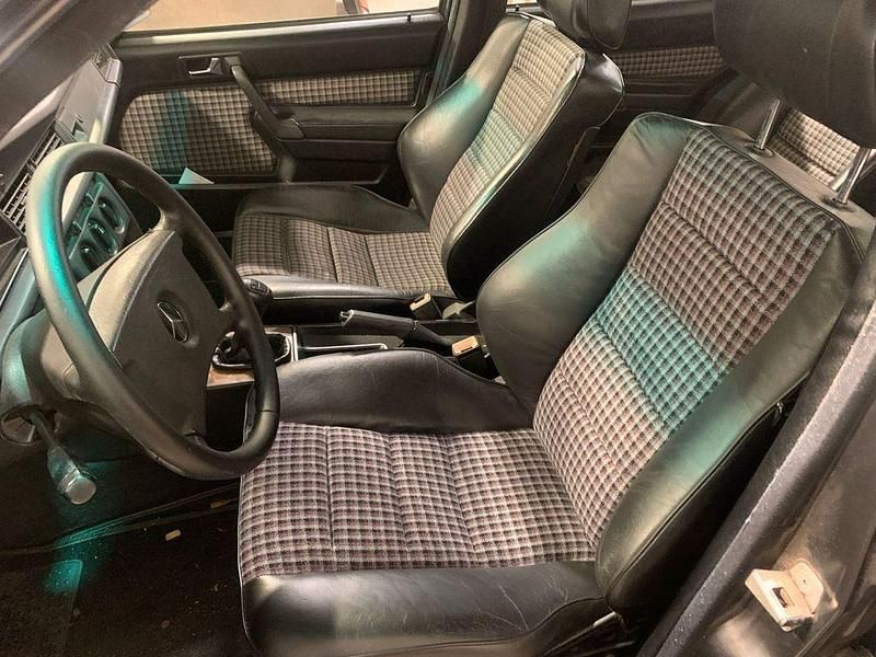 Gebraucht Mercedes 190 185 PS (136 kW) 1987 Schwarz Limousine