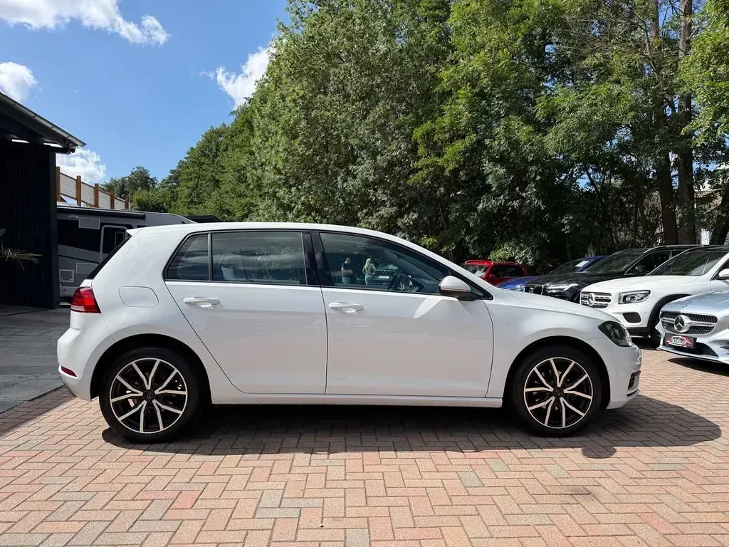 Gebraucht VW Golf VII Trendline 110 PS (80 kW) 2018 Weiß Limousine