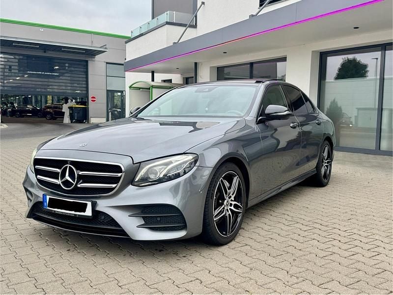 Grau Gebraucht 2018 Mercedes E220 AMG line Limousine | 20.900 € (Teuer) - Bild 1/4