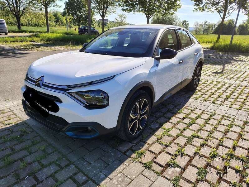 Weiß Gebraucht 2022 Citroën e-C4 Feel Limousine | 15.900 € (Superpreis) - Bild 1/4