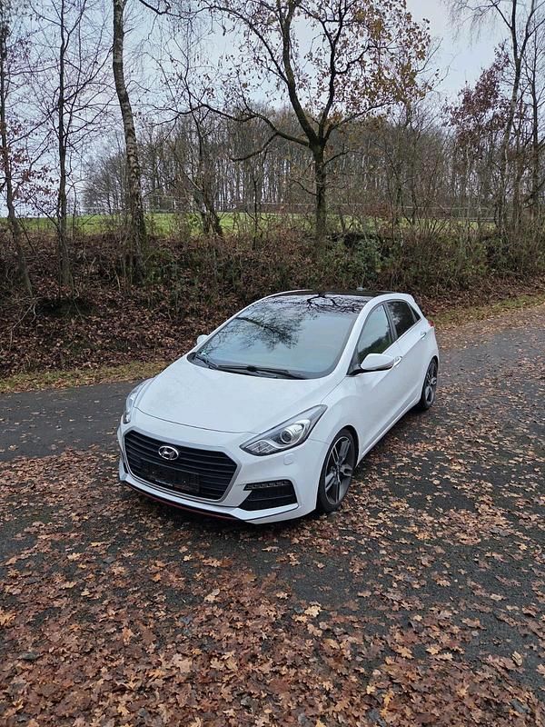 Weiß Gebraucht 2015 Hyundai i30 Turbo Limousine | 12.500 € (Teuer) - Bild 1/4