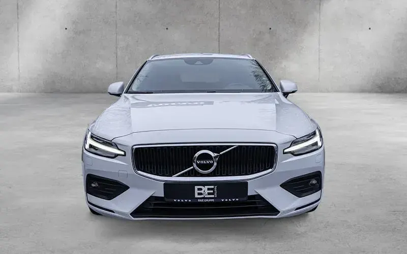 Gebraucht Volvo V60 Momentum 190 PS (139 kW) 2020 Weiss / crystal weiss (metallic) Kombi