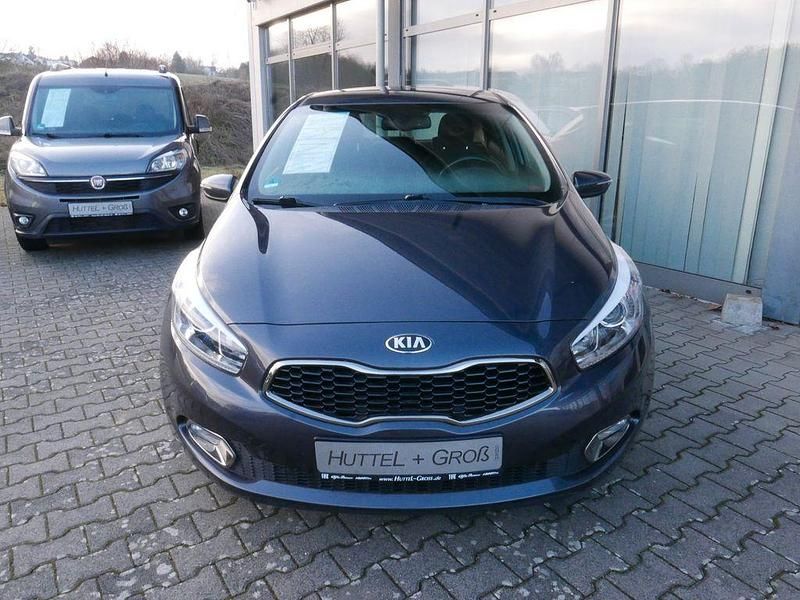 Gebraucht Kia Ceed Spirit 135 PS (99 kW) 2013 Grau Kleinwagen