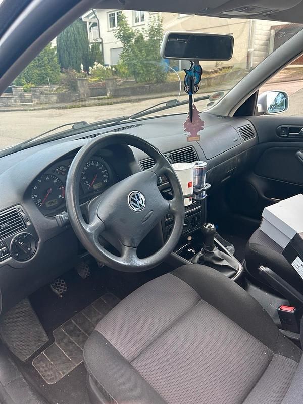 Silber Gebraucht 2001 VW Golf IV Limousine | 300 € - Bild 1/4