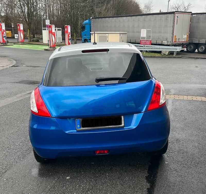 Gebraucht Suzuki Swift 92 PS (67 kW) 2013 Blau Kleinwagen