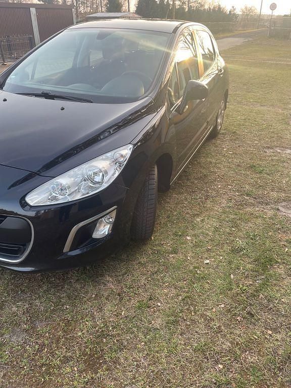 Gebraucht Peugeot 308 Tendance 98 PS (72 kW) 2011 Schwarz Limousine